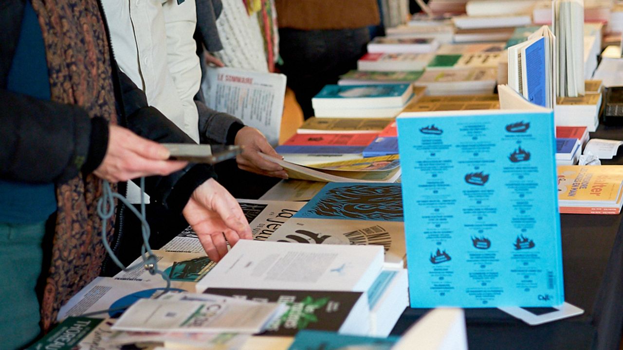 Le public en train de feuilleter des ouvrages sur le stand de la librairie Quilombo.