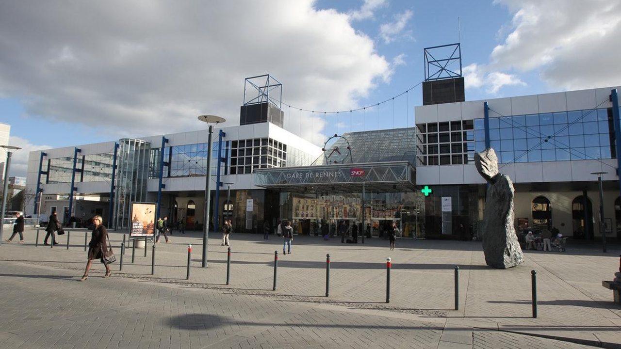 La gare de Rennes en 2006, avec Le magicien, sculpture monumentale en bronze, de Sanejouand, commandée par la Ville de Rennes.