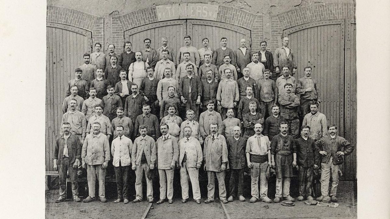 Musée de Bretagne. Album "Chemins de fer de l'Etat, ateliers de Rennes", personnel de l'atelier de chaudronnerie de fer, 1914.