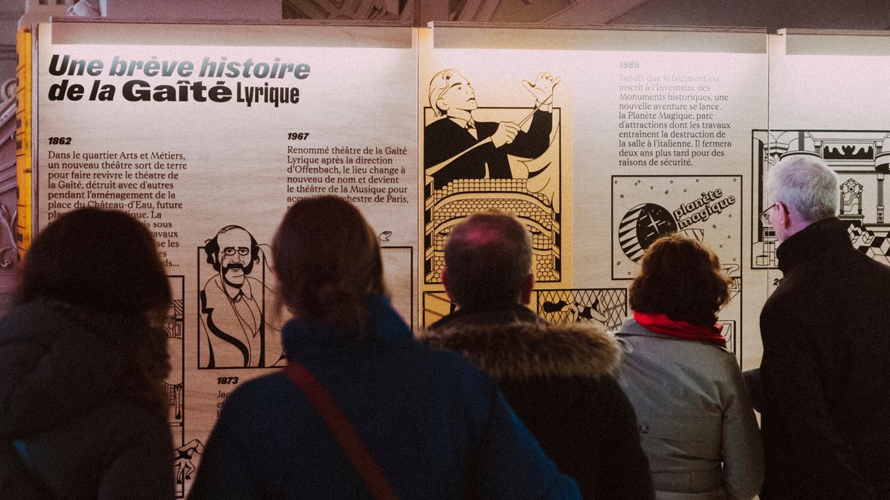 Le public découvre la brève histoire de la Gaîté Lyrique, accrochée dans son vestibule