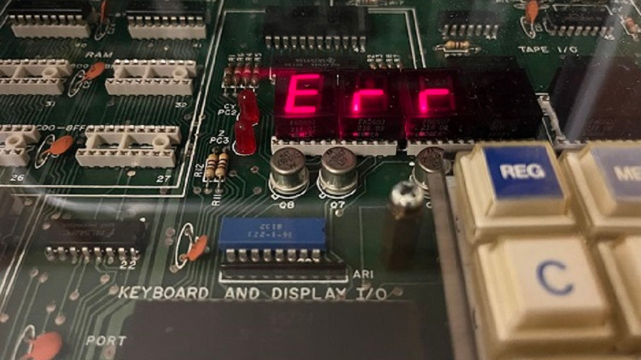 Vue de l'intéieur d'un oridnateur avec des circuits imprimés, des composants, ele message "Error"