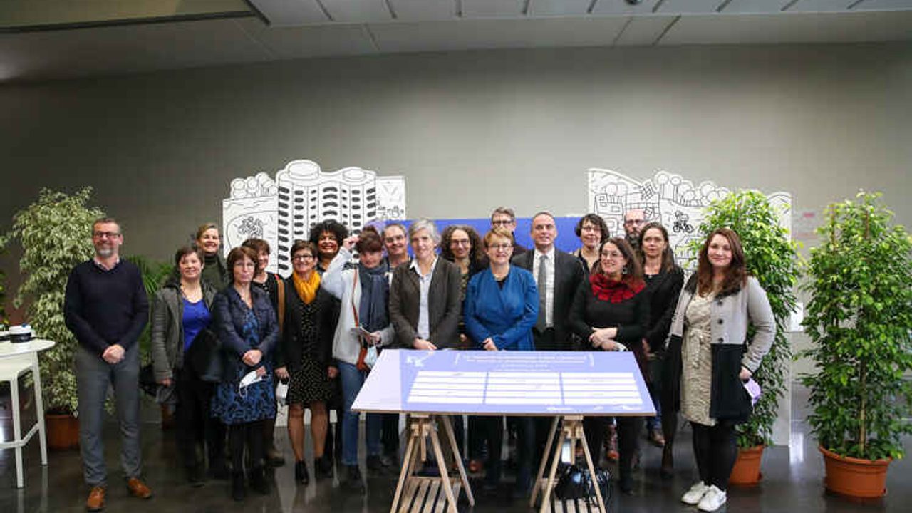 Les signataires de la charte de l'égalité entre les femmes et les hommes prennent la pose.