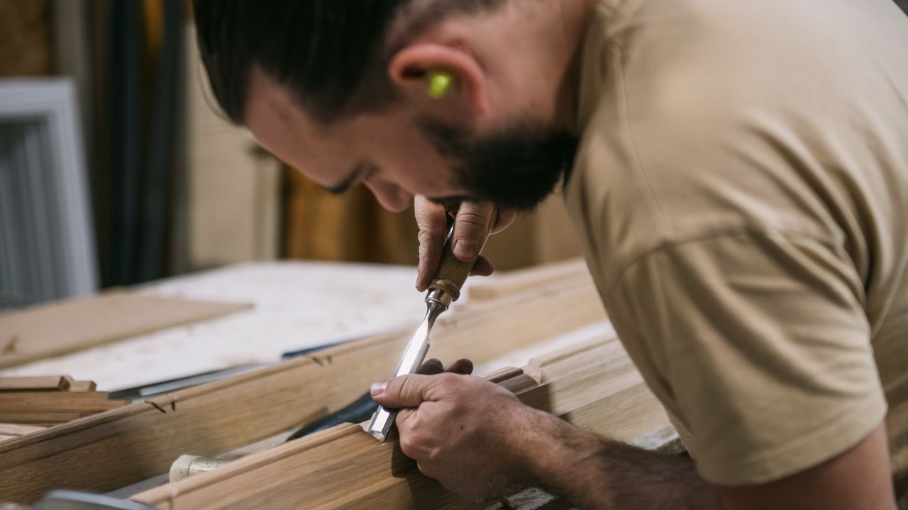 Travail du bois par un menuisier de Cruard Menuiserie