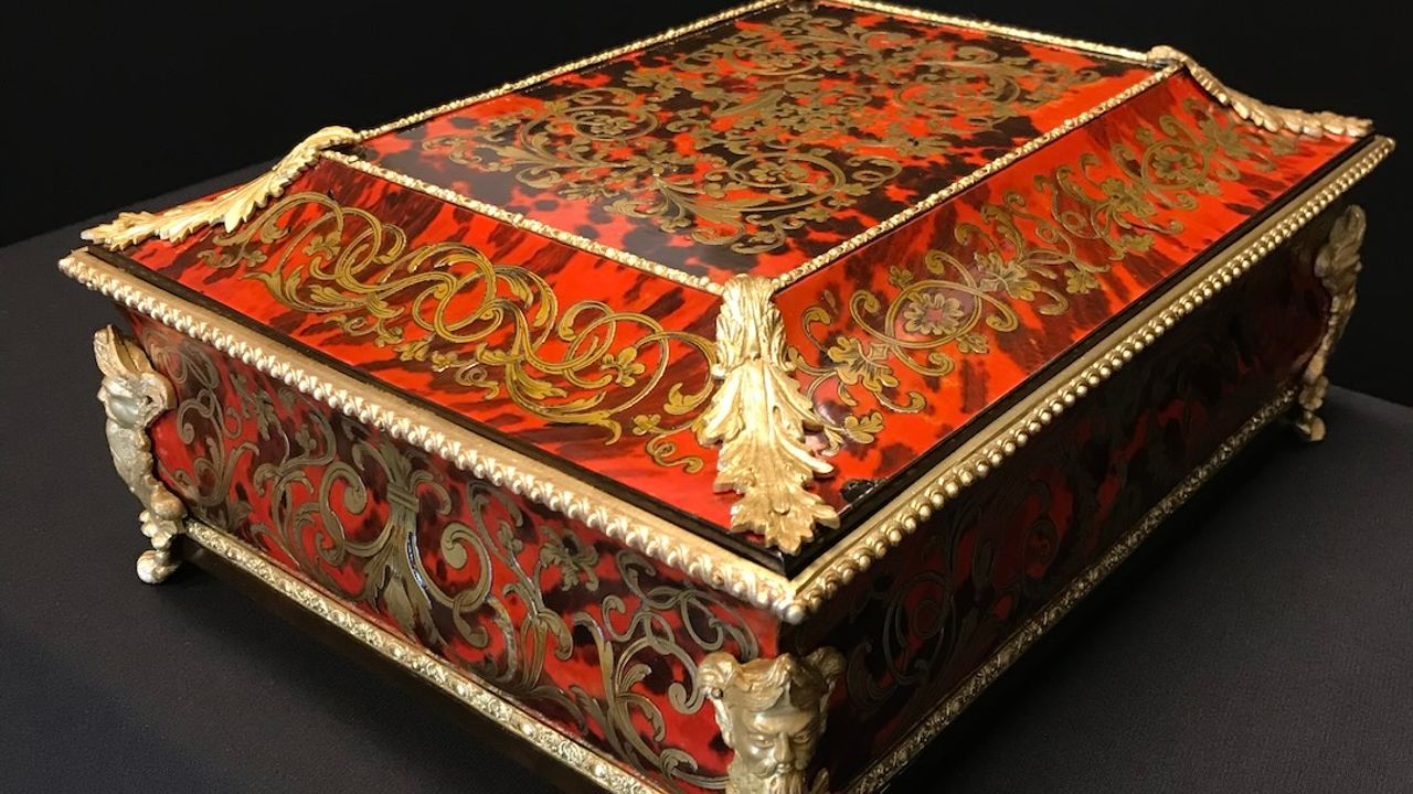 Ecrin en marqueterie de laiton gravé sur un fond d’écaille brune et décor de puissants bronzes dorés André-Charles BOULLE - PRÉFECTURE Hauts-de-France