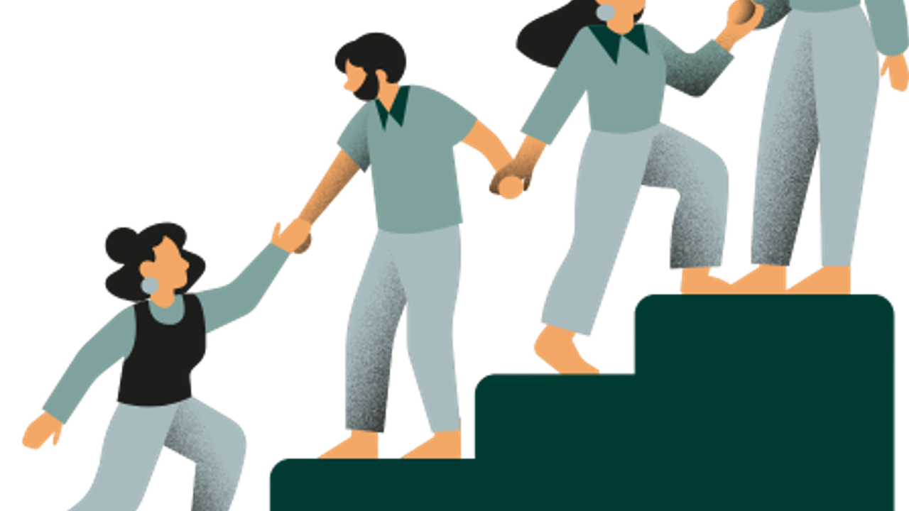 4 personnes s'entraidant à monter un escalier
