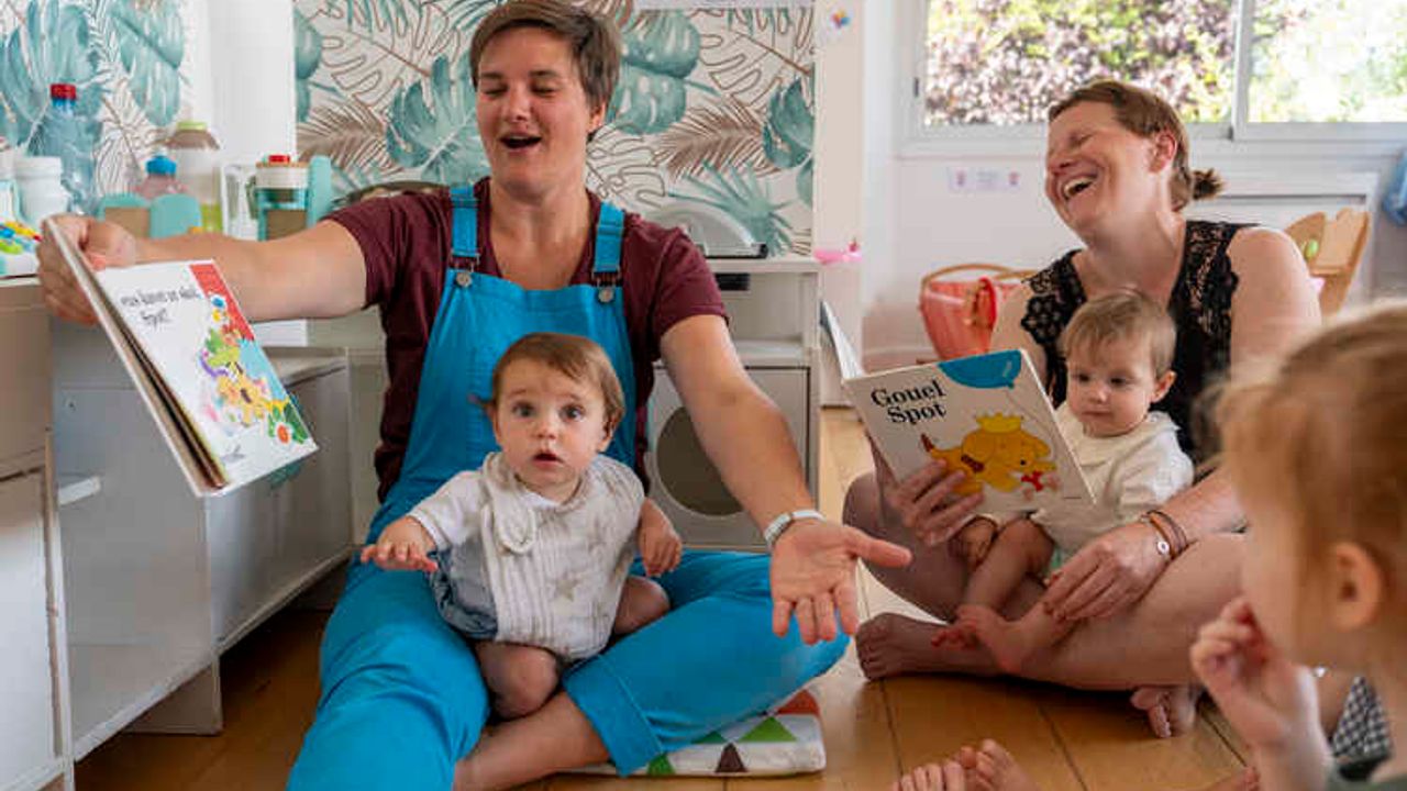 dans une crèche, des éducatrices lisent aux bébés des livres en gallo