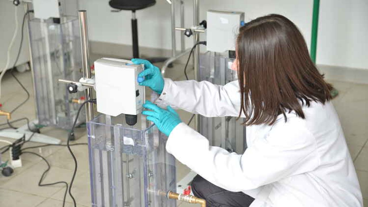 Une laborantine analyse la qualité de l'eau potable. 