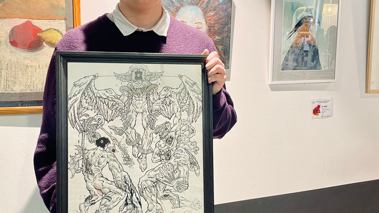  Louis Lautier, 1er prix 2025 dans la catégorie 15-18 ans, pose avec son oeuvre . 
