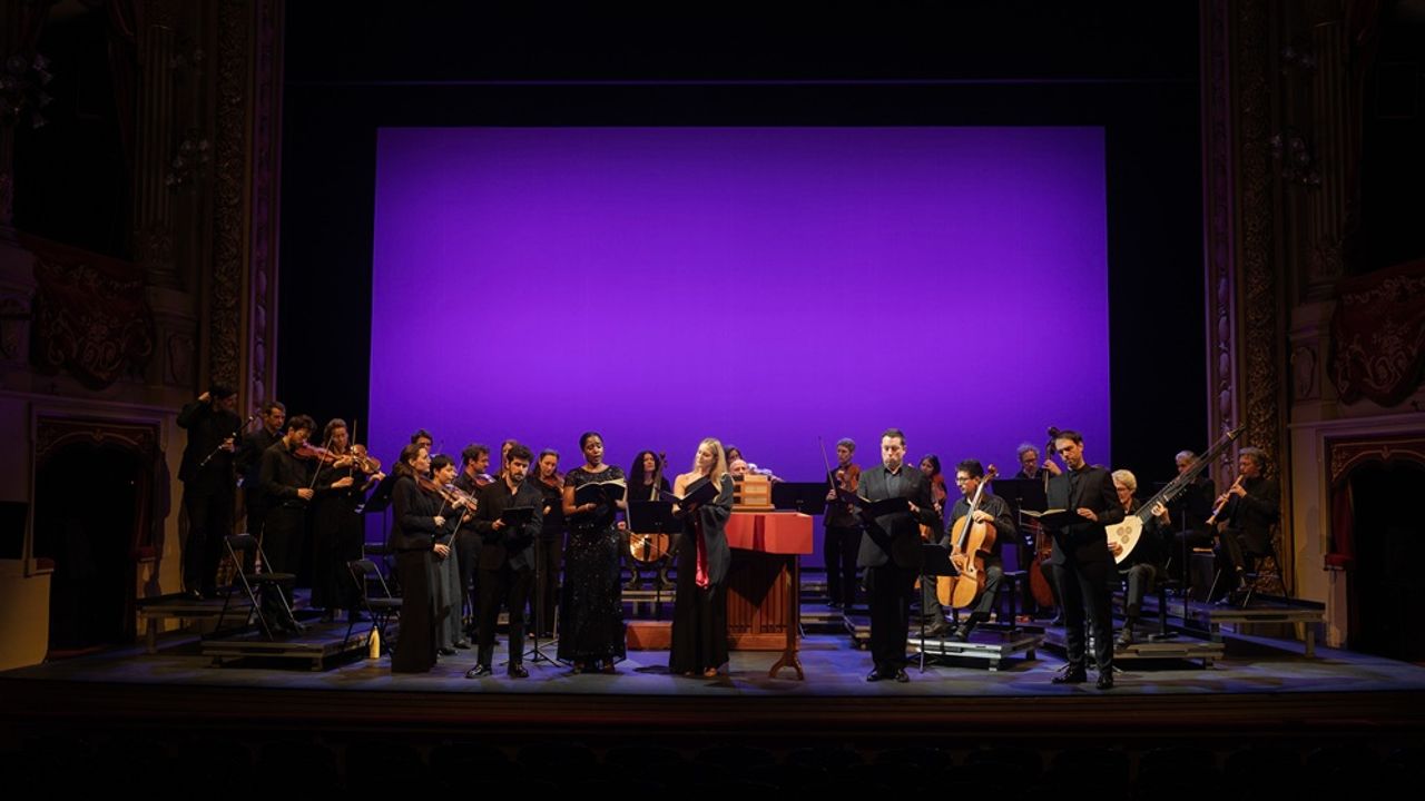 Les musiciens du Banquet Céleste debout sur scène, devant un écran bleu