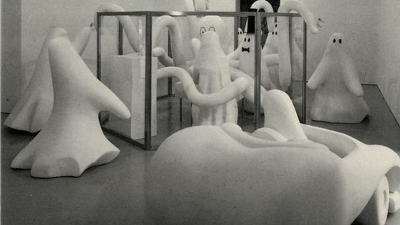 On peut y voir plusieurs sculptures de fantômes blancs et lisses comme taillés dans le marbre ou gonflés comme des ballons. Elles entourent une sculpture de pieuvre, elle aussi lisse et blanche.