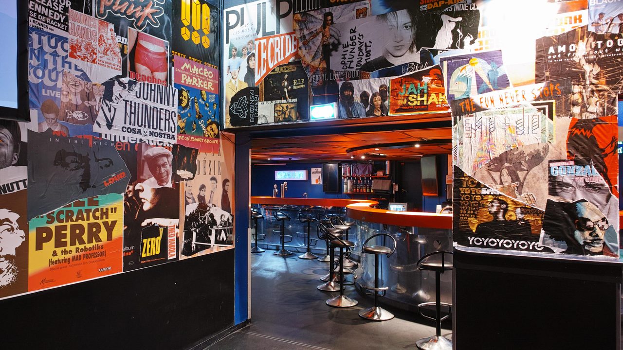 à l'intérieur de lubu, des affiches sont placardées aux murs
