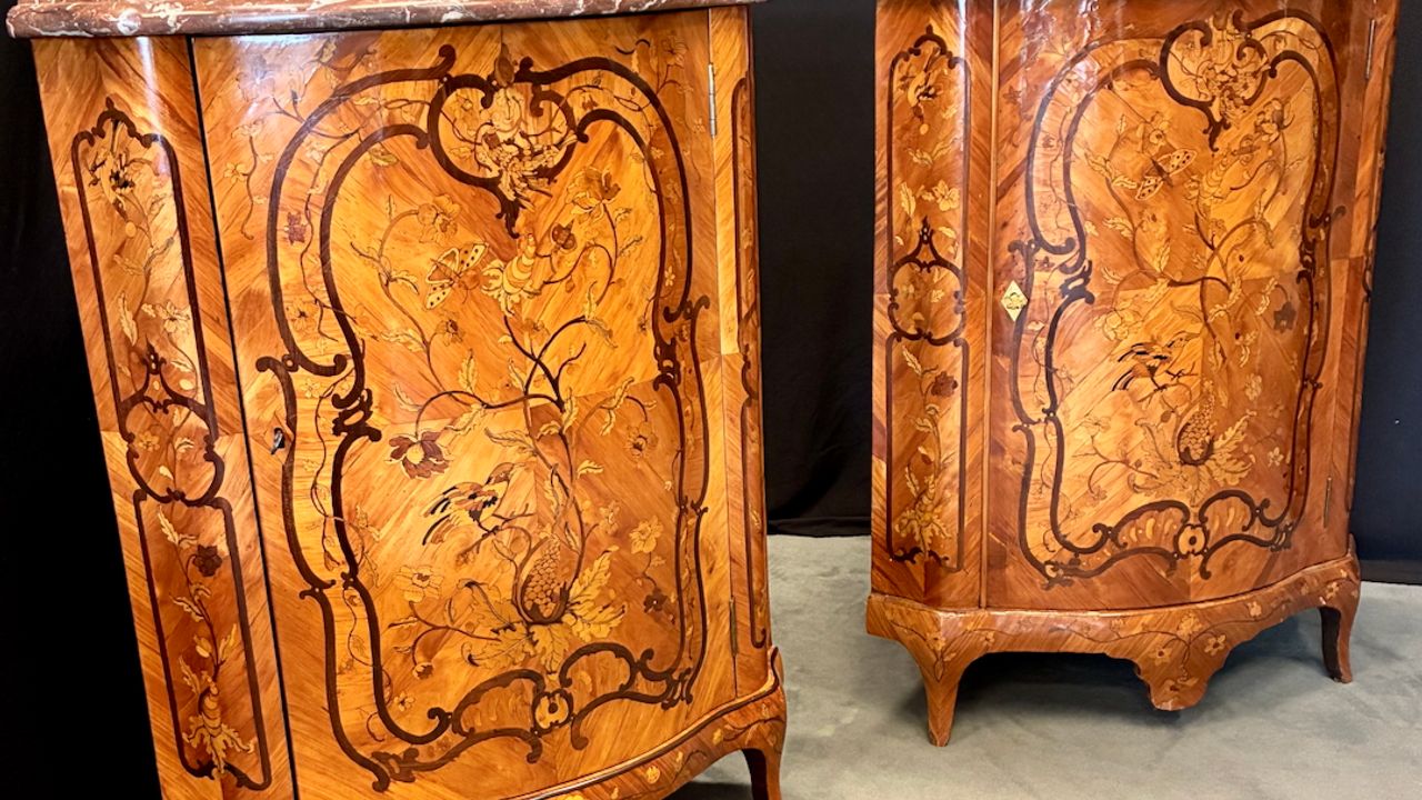 Restauration d’un chef-d’œuvre du mobilier français : une paire d’encoignures signée Jean-Pierre Latz (1691-1754) 🔹 Ébéniste privilégié du roi avant 1741, Jean-Pierre Latz a marqué l’histoire du mobilier français par son savoir-faire exceptionnel. Ces deux encoignures d’époque Louis XV, estampillées IPLATZ sur la traverse arrière, en sont un témoignage rare et précieux.