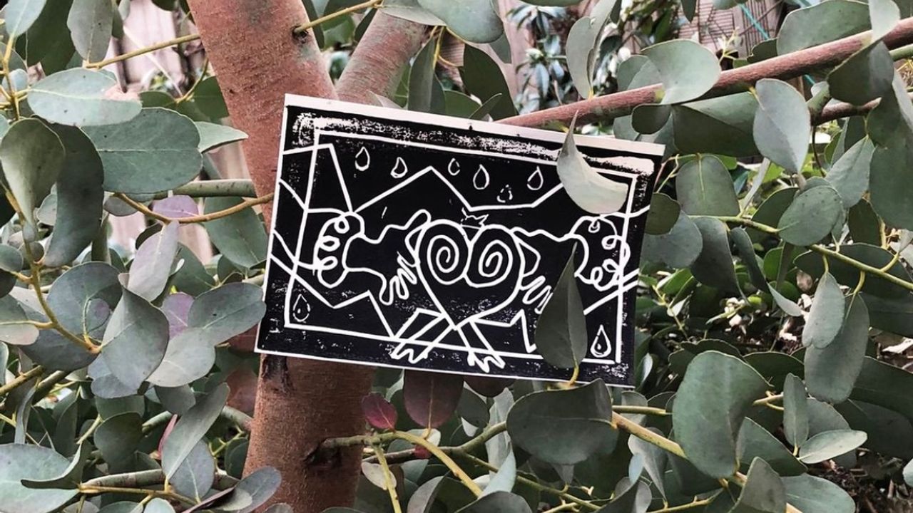 Postcard two hands holding the snailheart