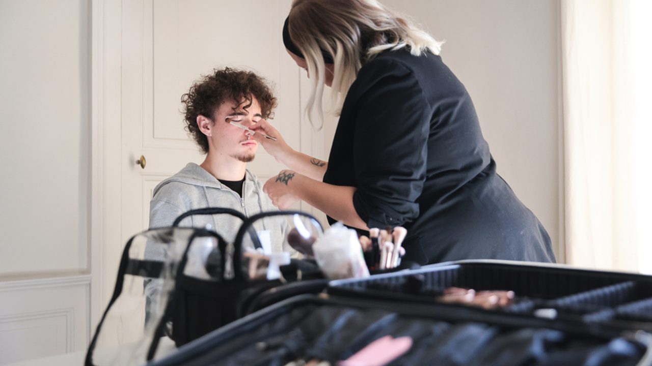 Donovan Desjardin se fait maquiller avant le tournage de la vidéo de prévention Limits.