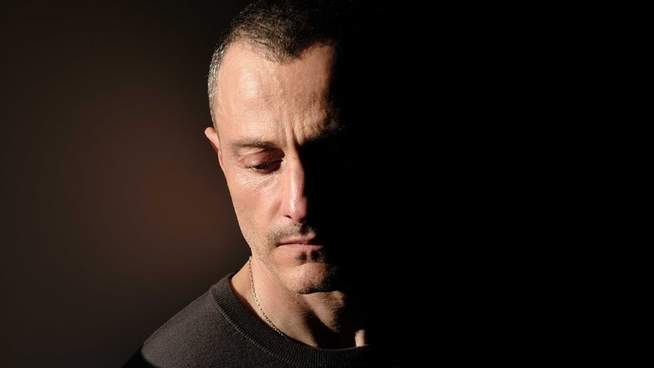 Portrait photographique en clair obscur de l'écrivain Jean-Baptiste Del Amo