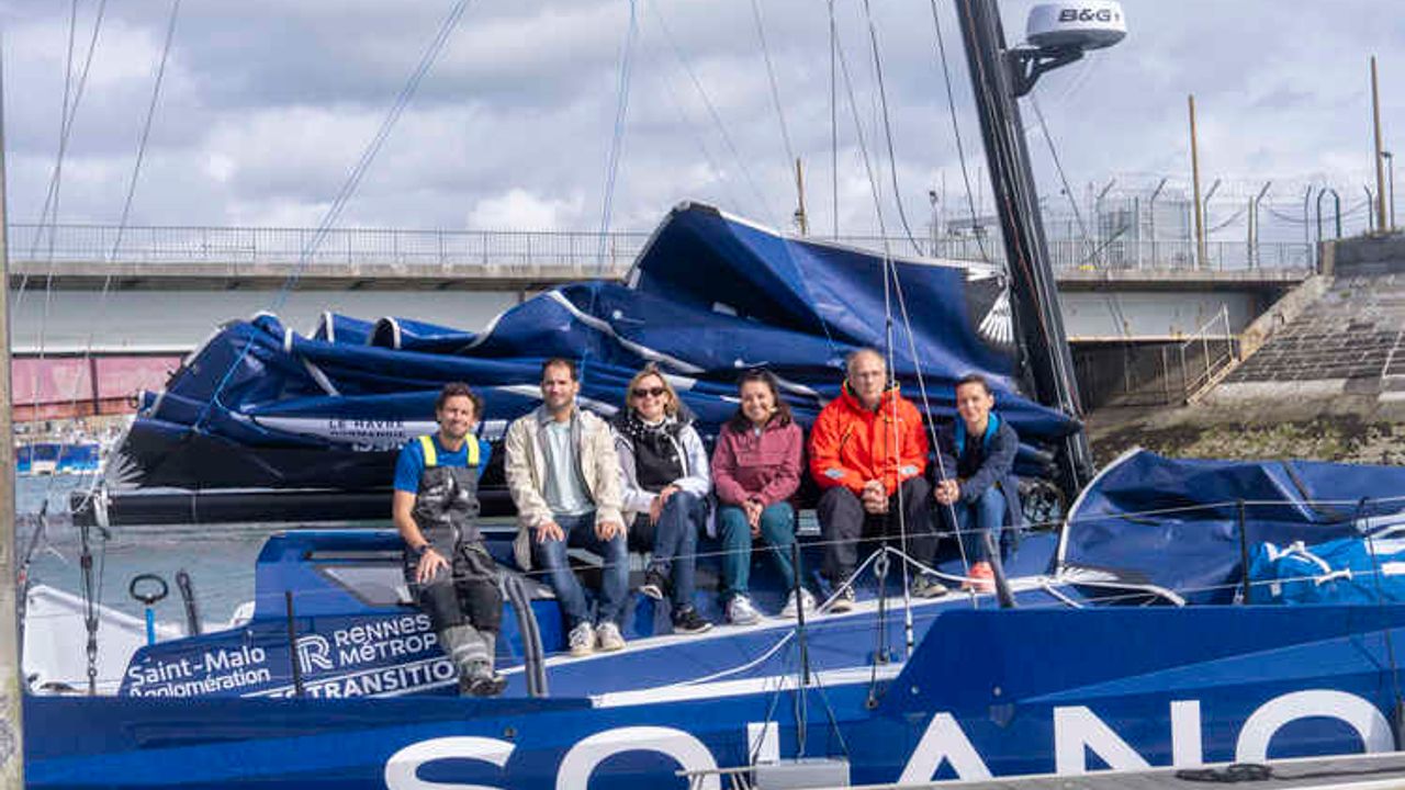 Gagnants au jeu concours de l'été sur le bateau avec Jules Bonnier avant la sortie en mer.