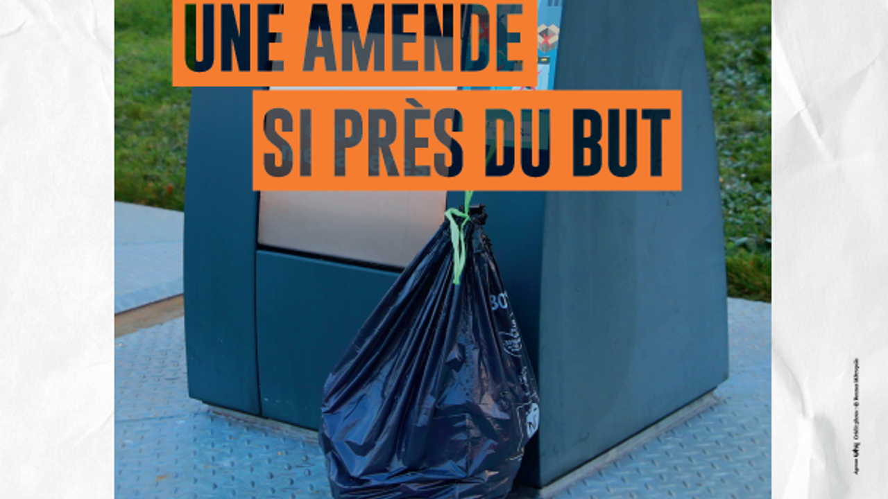 Photo d'un point d'apport volontaire avec sac poubelle posé à côté, le message "Ce serait dommage de payer une amende si près du but" accompagne le visuel.
