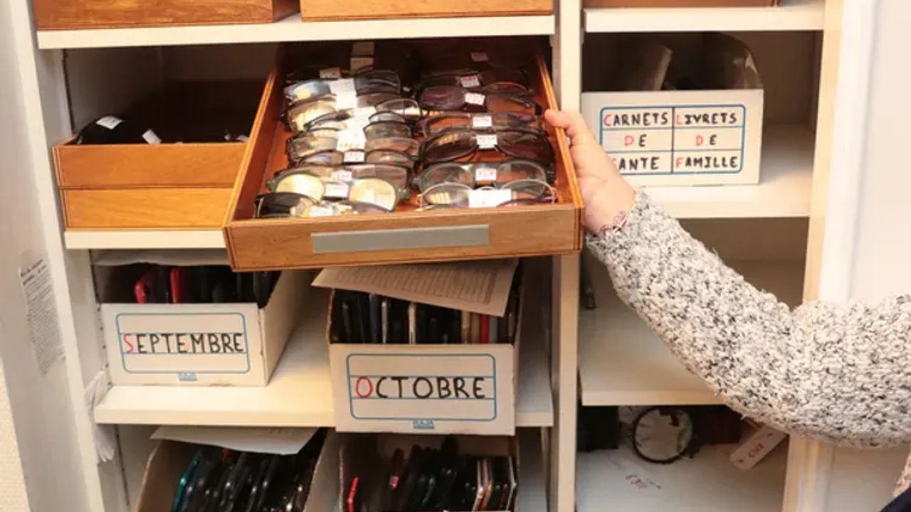 Étagère avec les objets trouvés.