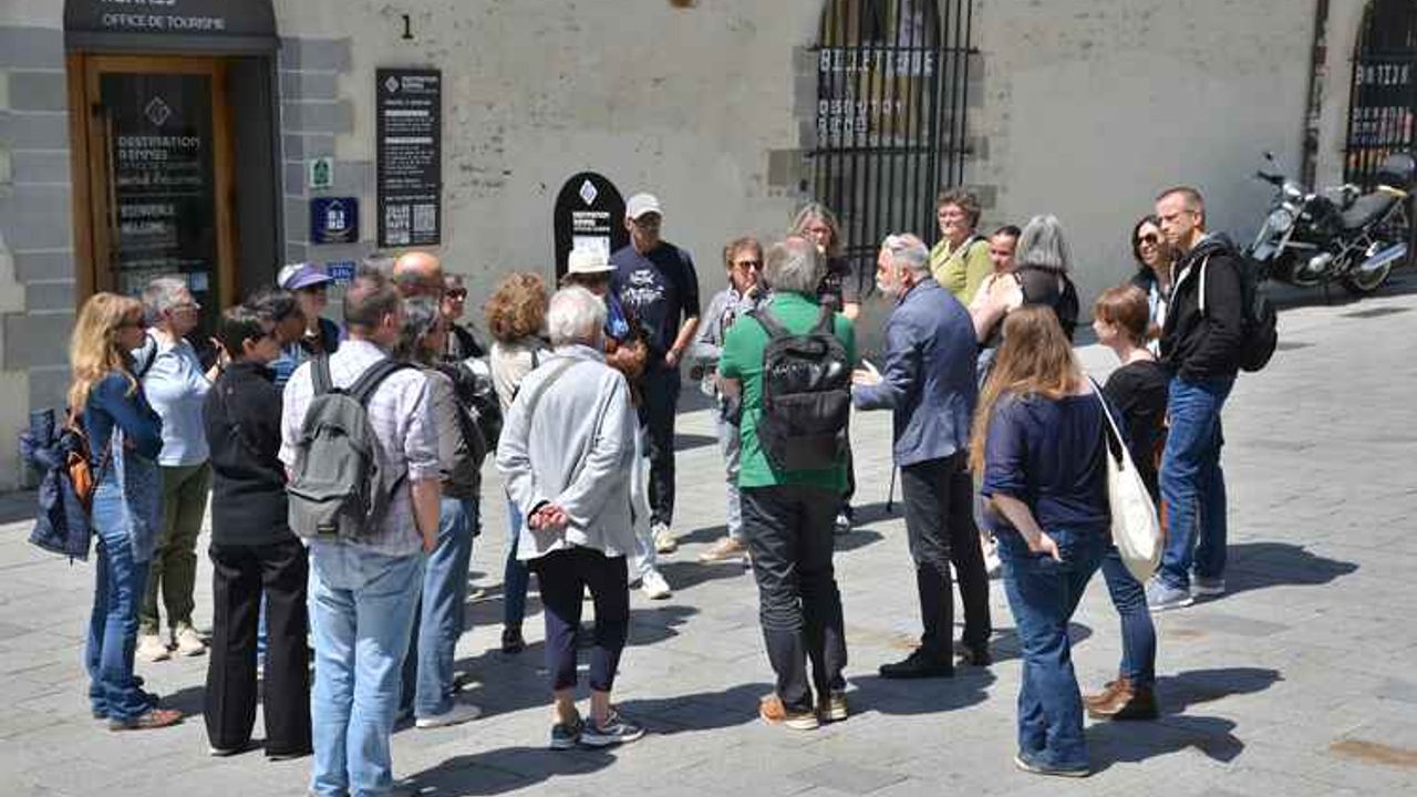 Des personnes sont réunies devant l'office de tourisme à Rennes pour un parcours pédestre