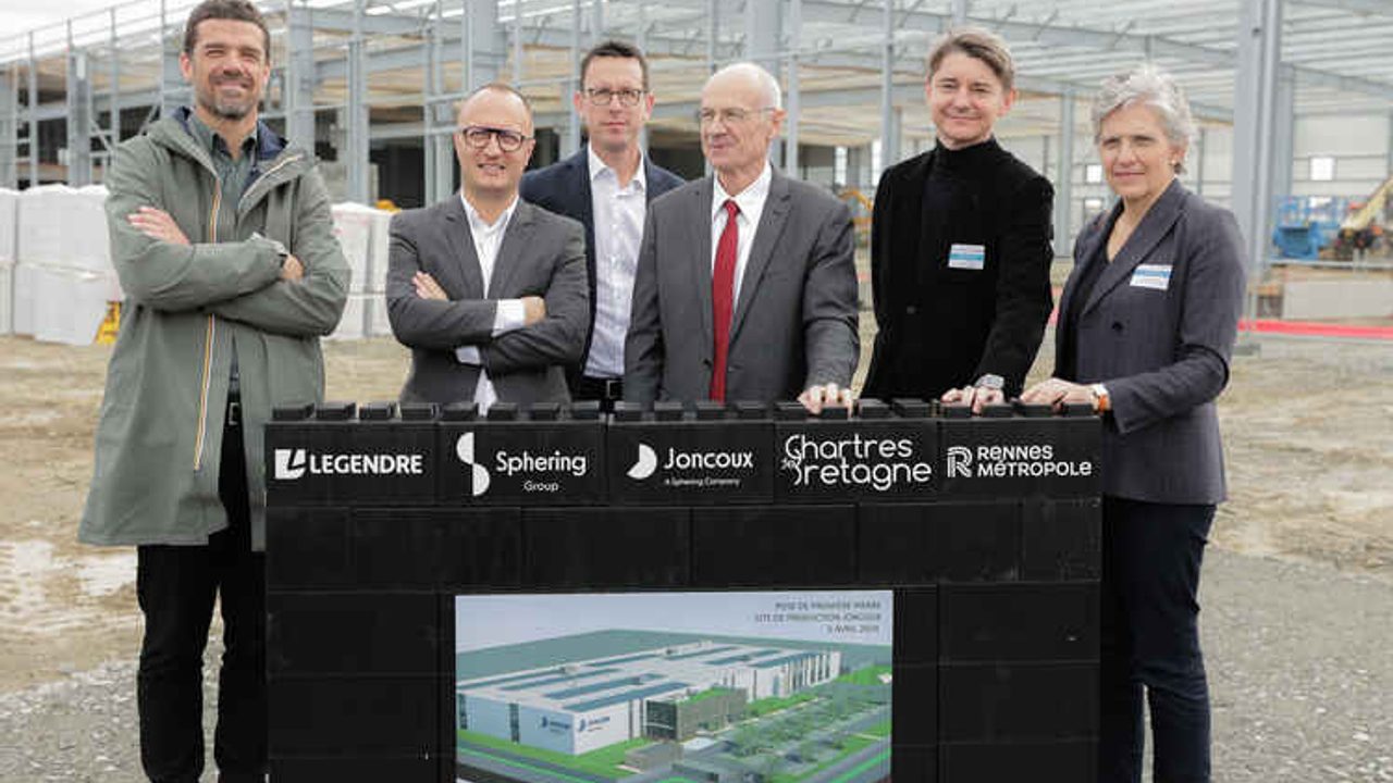 Les acteurs posent devant un pupitre lors de la pose symbolique de la première pierre le 05 avril 2024.