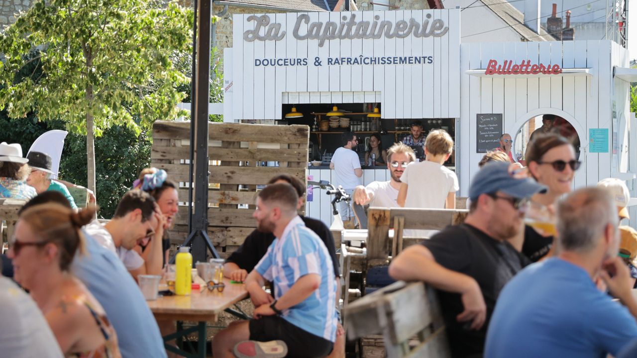 Des personnes boivent un verre à la Capitainerie.