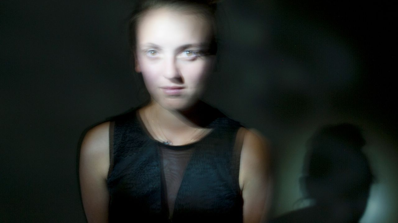 Adolescente face à l'objectif