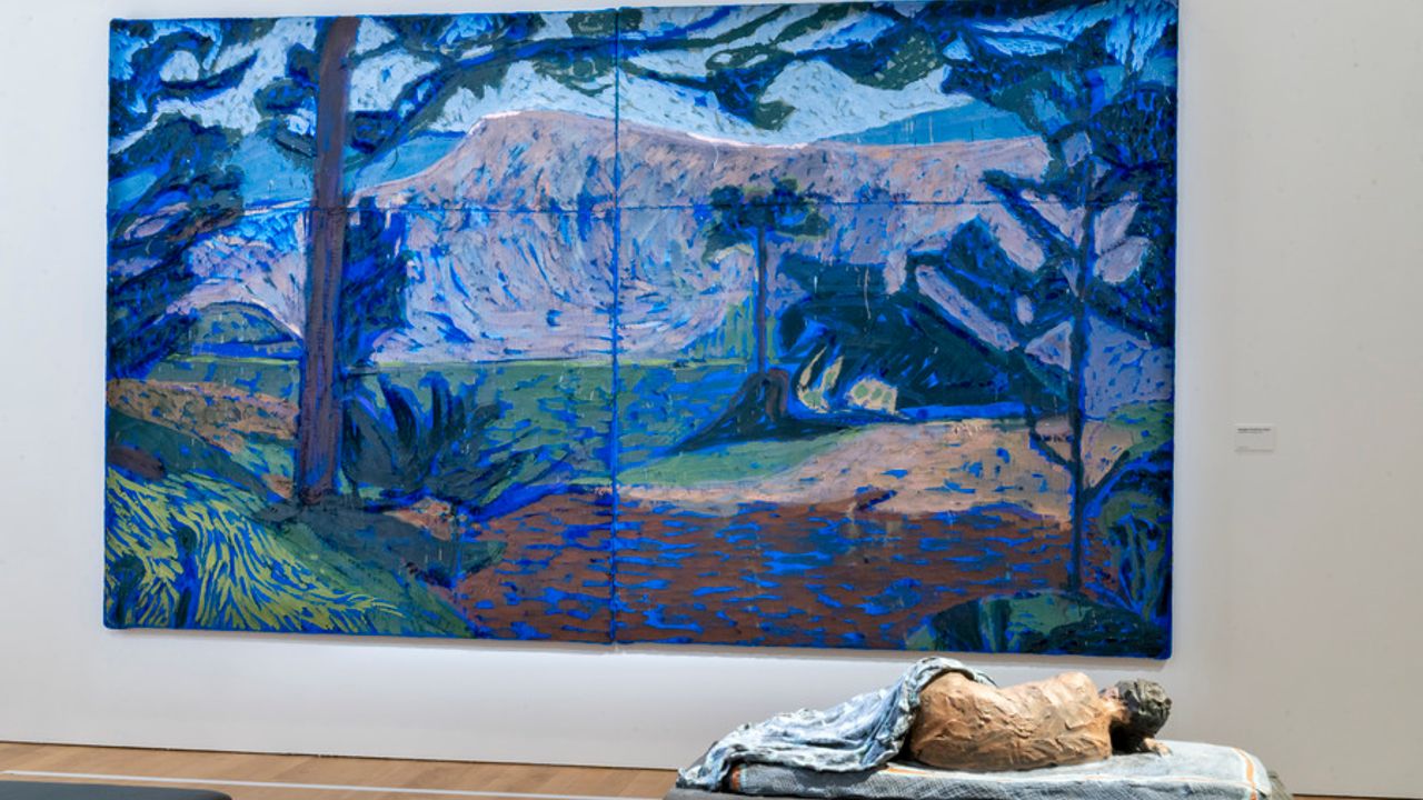 un grand tableau bleu représentant un paysage