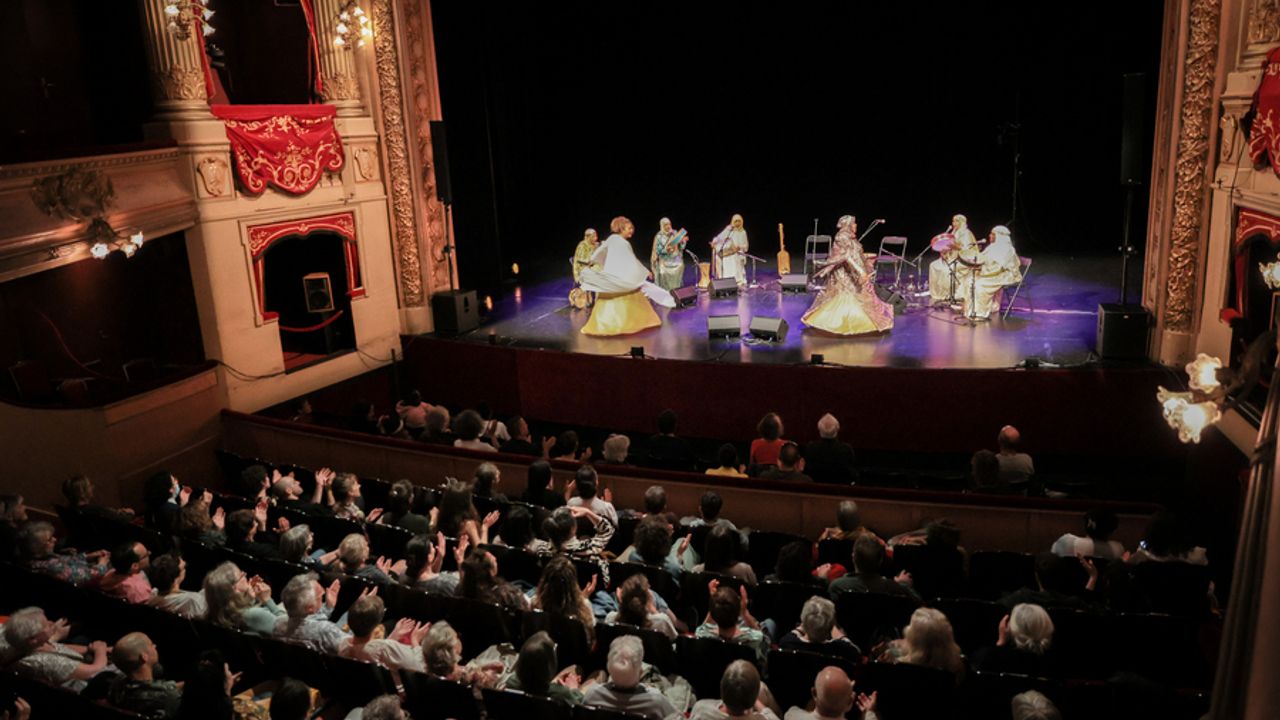 Artistes sur la scène de l'Opéra. Vue depuis le balcon.
