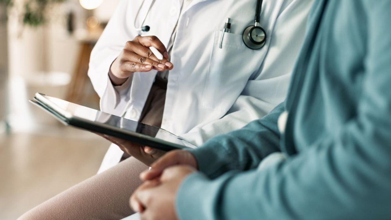 Image d'illustration avec un médecin en train de parler à un patient avec une tablette