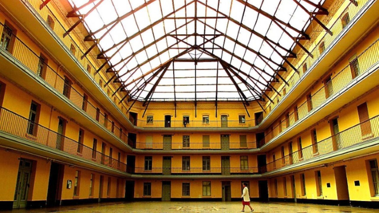 Vue intérieure du hall du familistère de Guise.