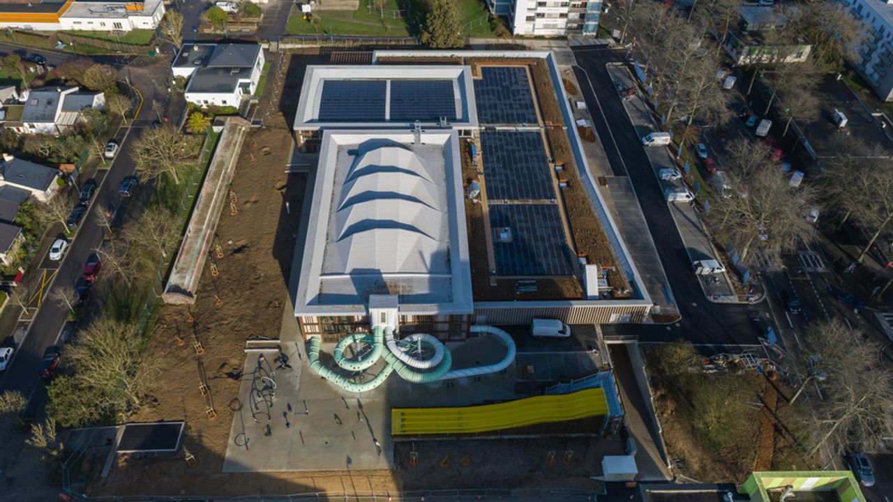 Vue aérienne de la piscine, on voit notamment le splashpad