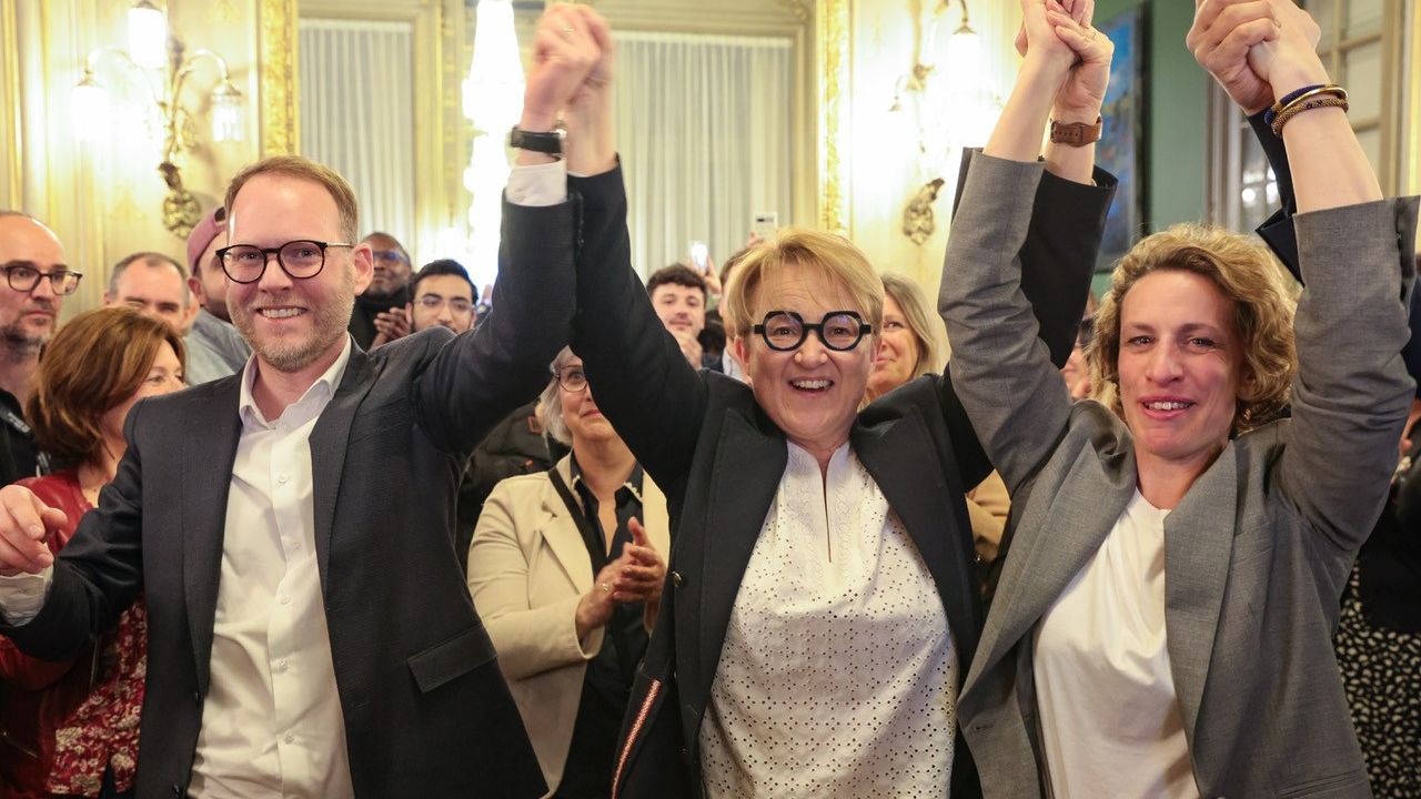 Marc Hervé (PS), Nathalmie Appéré (PS) et Gaëlle Rougier (Les Ecologistes) lèvent les bras devant le public réuni à l'Hôtel de Ville, dimanche 22 mars au soir. 