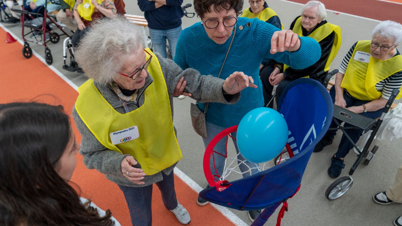 Une femme âgée joue au basket