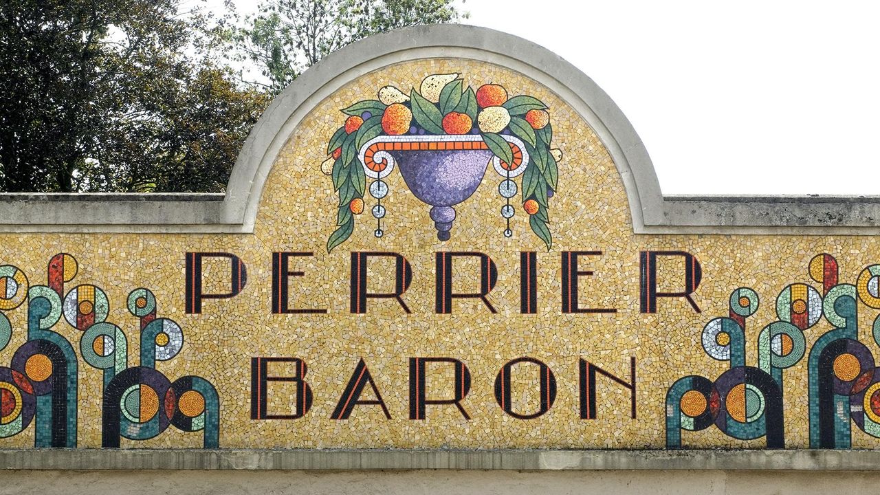 Mosaïque au fronton du magasin Perrier Baron : une coupe avec des fruits aux couleurs vives.
