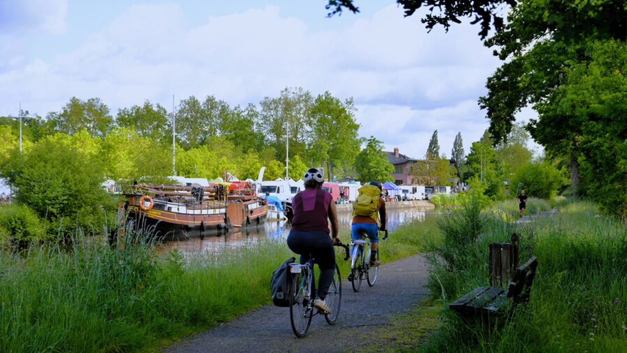 Des cyclotouristes en promenade à Betton, le long de la rivière.