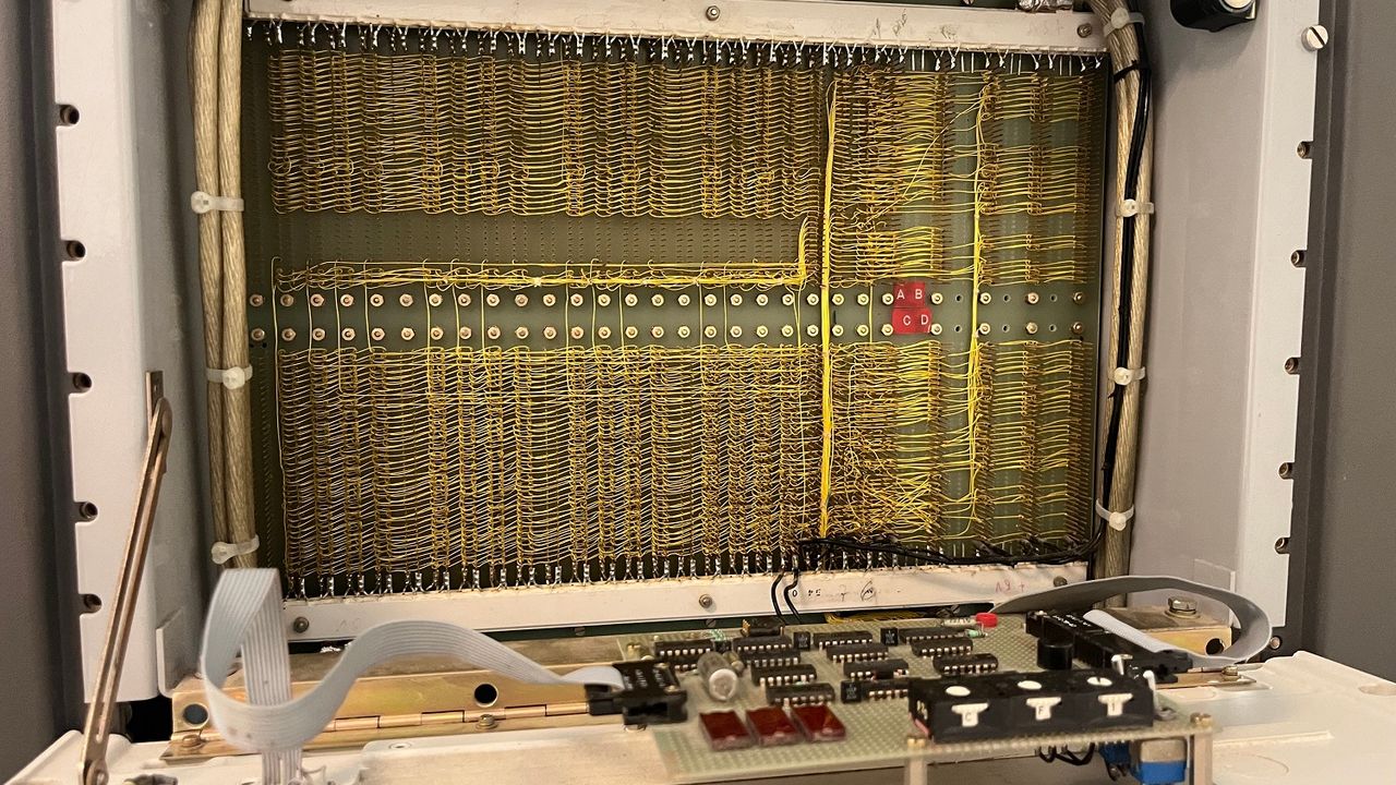 Vue d'une machine avec des fils de cuivre évoquant un tissage