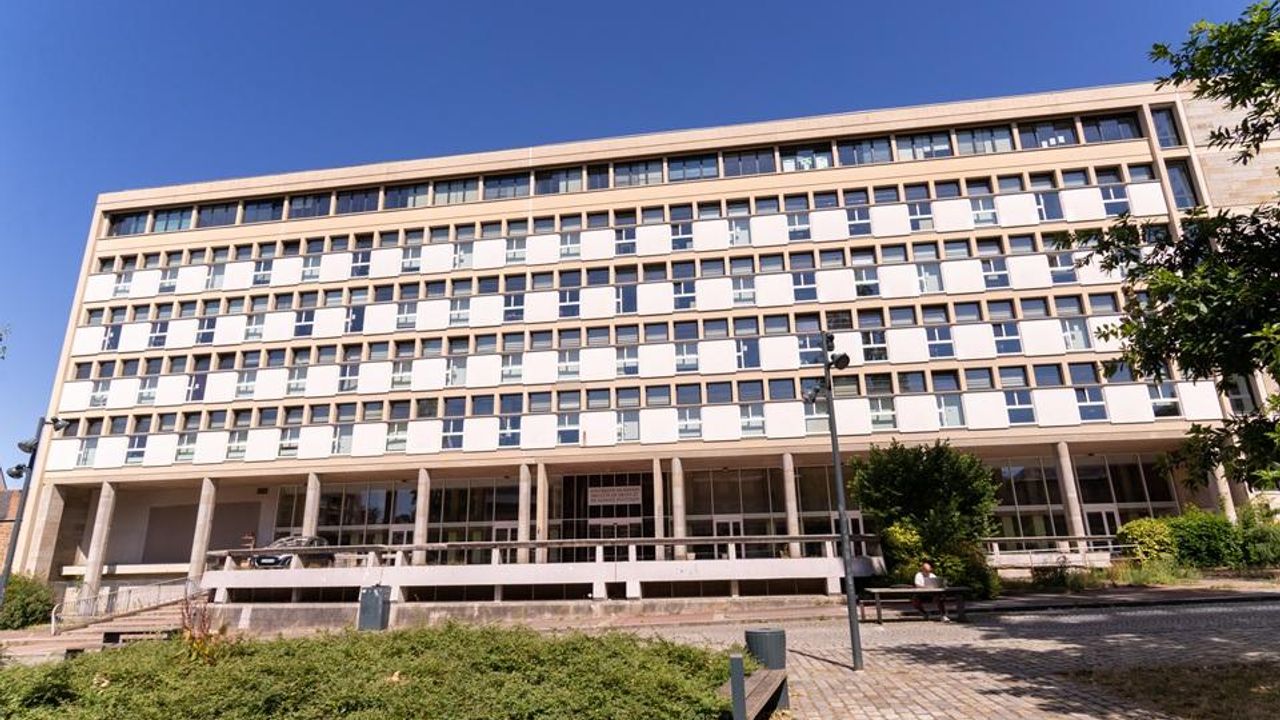 Vue de la façade rénovée du bâtiment de la faculté de droit et de science politique