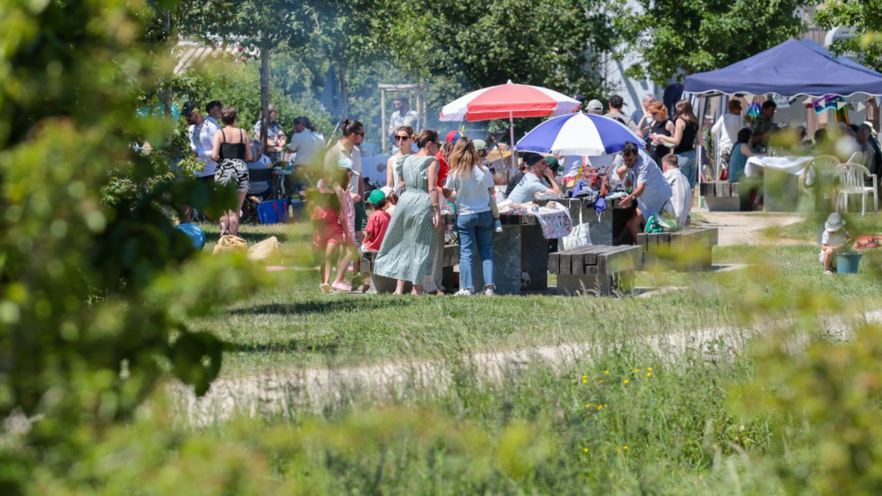 Des groupes de personnes font des barbecues aux prairies Saint-Martin, à Rennes.