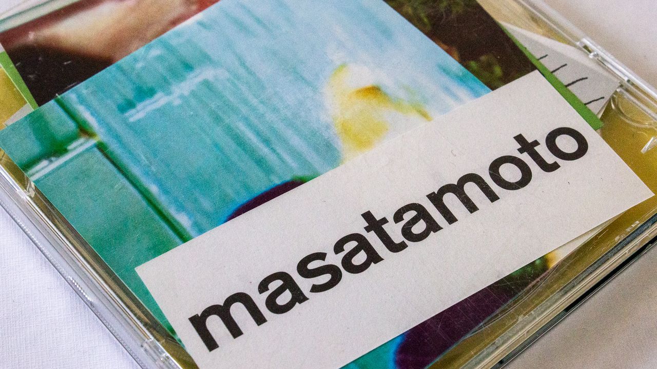 Gros plan sur les éléments dans le boitier et le mot "masatamoto"