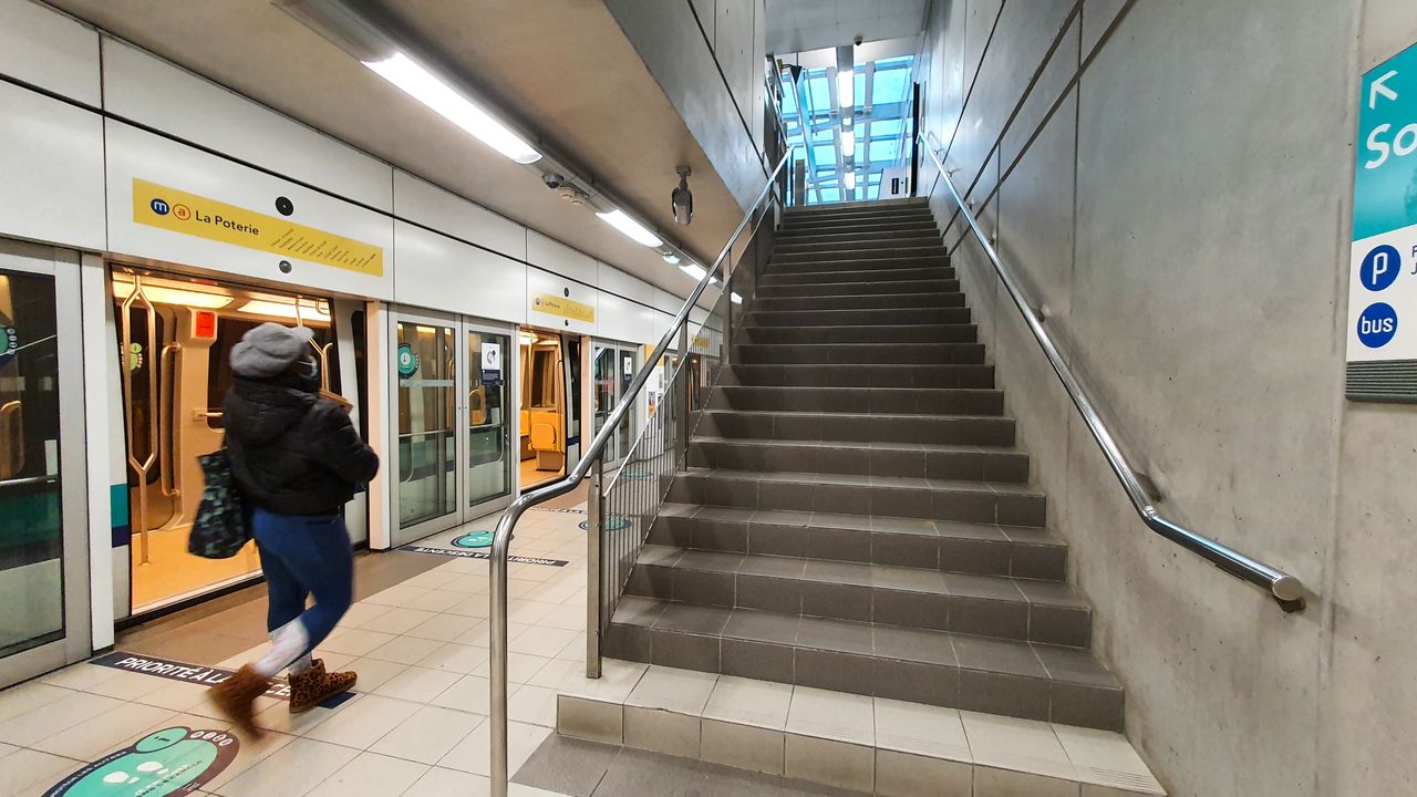 Photo de la station de métro Kennedy, avec son quai unique, avant les travaux.