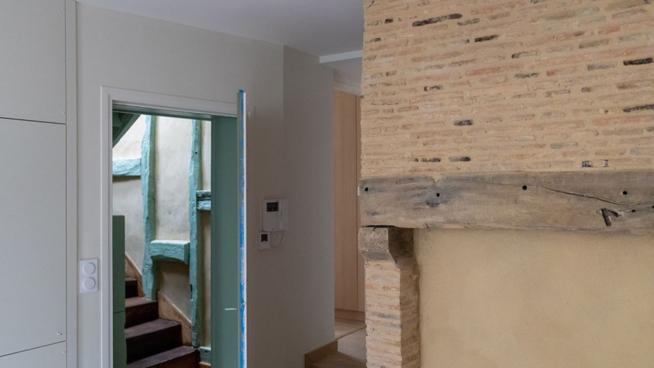 L'intérieur d'un appartement rénové au 14, rue d'Antrain. Cheminée en pierre et pans de bois aux murs ont été conservés.