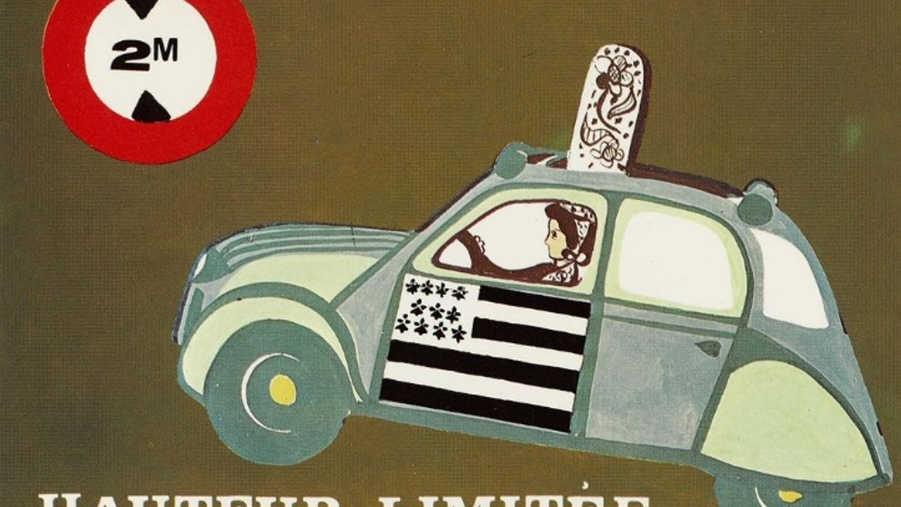 Dessin d'une bigoudène conduisant une 2CV. Sa coiffe sort du toit ouvrant, et une drapeau breton est peint sur la portière avant gauche.