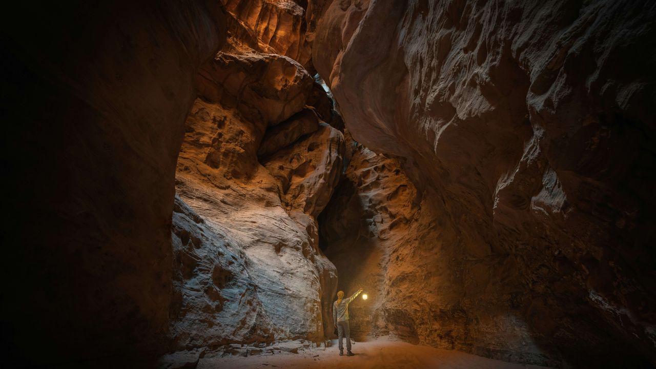 Personne dans une grotte