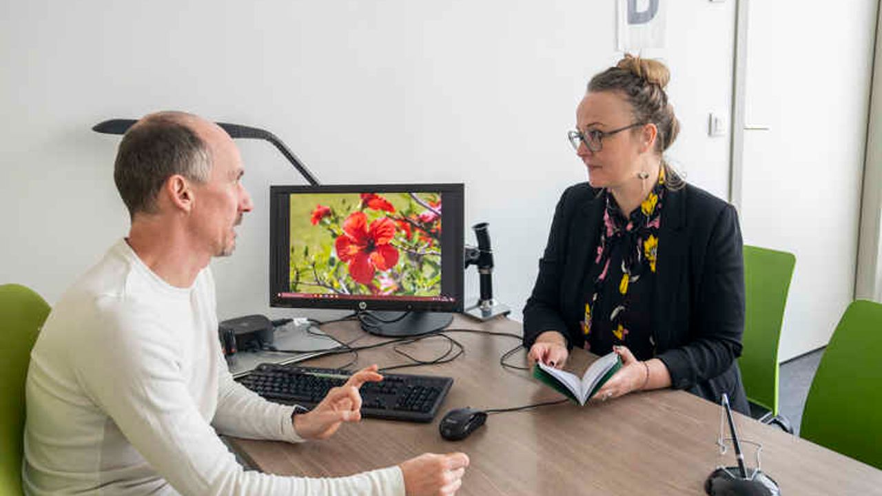 Un femme procède à une correction sur son acte d'état civil.