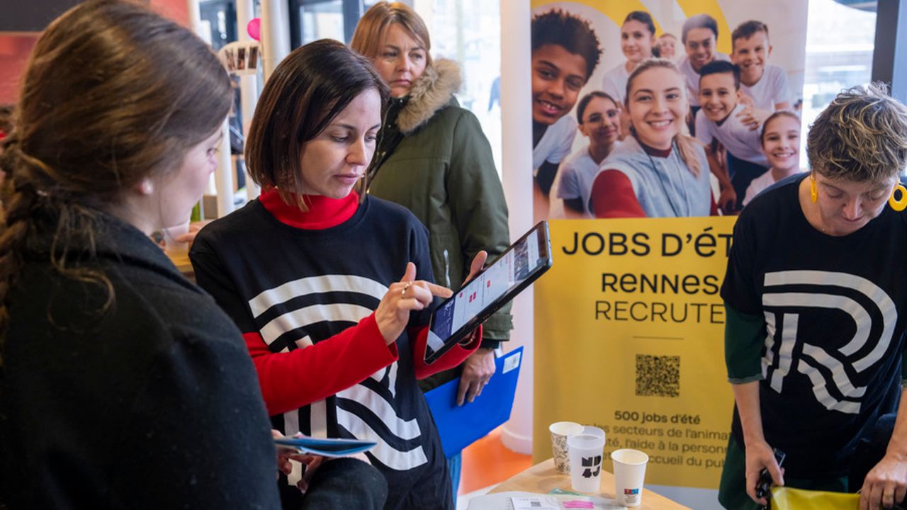 Au 4bis, une agente renseigne des jeunes sur les jobs d’été.