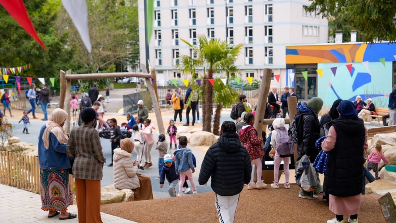 des enfants et leurs accompagnants évoluent à travers l'aire de jeux de Maurepas