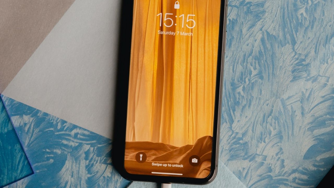 Téléphone portable en train de charger