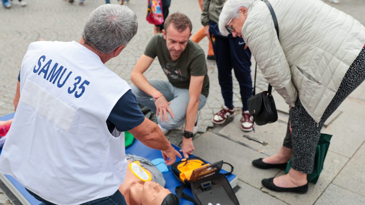 Trois personnes autour d'un mannequin pour apprendre les gestes de premiers secours