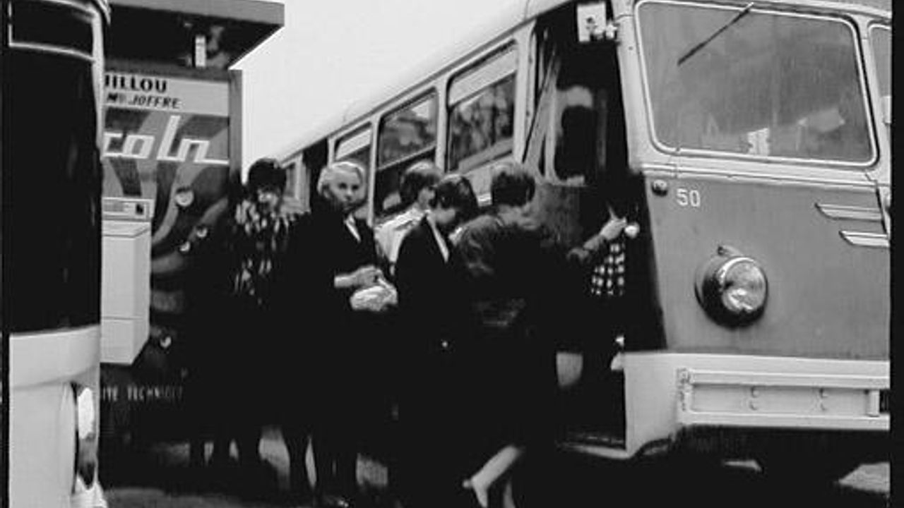 Photo avec voyageurs d'un autobus à la silhouette très profilée.