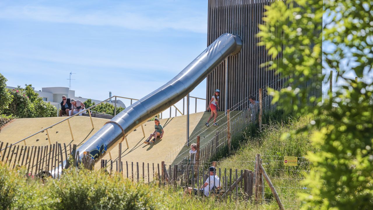 Des enfants jouent sur la butte de jeu, aux prairies Saint-Martin, à Rennes.